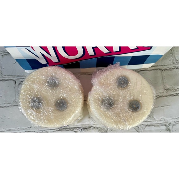 Bath & Body Works Snowed In Candle - Picture 5 of 5